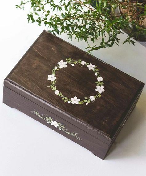 Painted Box Aesthetic, Wood Box Painting Ideas Easy, Painting Wooden Boxes Ideas, Wooden Jewelry Box Painting Ideas, Painted Box Ideas Simple, Painted Jewelry Boxes Diy, Hand Painted Wooden Box Ideas, Painted Box Ideas, Wood Box Painting