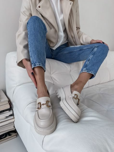 Cream Loafers Outfit, Beige Loafers Outfit Women, What To Do With Seashells, Beige Loafers Outfit, Outfit Mocasines, White Loafers Outfit, Platform Loafers Outfit, Loafer Outfits, Beige Loafers