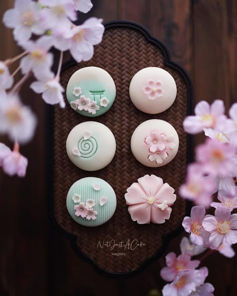 Wagashi Art, Chinese Candy, Japanese Wagashi, Japanese Sweets Wagashi, Colorful Desserts, Food Art Photography, Kawaii Cooking, Cute Baking, Japanese Dessert