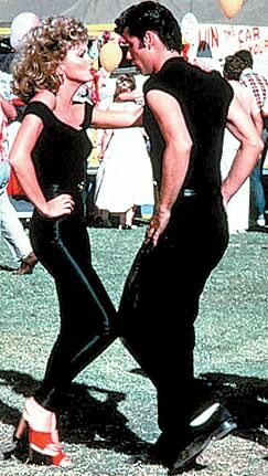 Classic movie, Grease, characters Sandy & Danny celebrating & reuniting at the end of the year carnival. Classic moment & song. Grease Outfits, Sandy And Danny, Grease Movie, Danny Zuko, Olivia Newton, I Love Cinema, Last Minute Halloween Costumes, Olivia Newton John, John Travolta