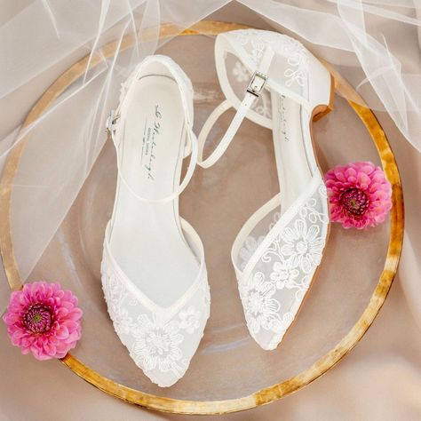 Lace wedding shoes with low heels (3,5cm), very elegant and comfortable.    Leather insole, Padded interior Closed Toe Wedding Shoes, Black Wedding Shoes, Lace Bridal Shoes, Purple Wedding Shoes, Red Wedding Shoes, Bridal Shoes Low Heel, Gold Wedding Shoes, Beautiful Wedding Shoes, Silver Wedding Shoes