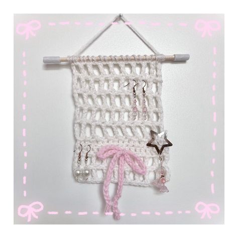 °🎀⋆.ೃ࿔*:･Crochet jewelry hanger🤍 Crochet wall hanging decor with bow♡ for jewelry+hair clips #crochet #jewlerydisplay #coquette #handmade #crochetaddict #crochetkawaii Crochet Jewelry Hanger, Mackenzie Core, Crochet Jewelry Holder, Crochet Selling, Crochet Hairclip, Hair Clips Crochet, Crochet Clip, Crochet Wall Hanging, Selling Ideas