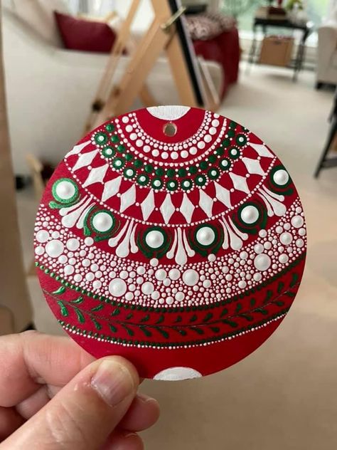 Holiday Dot Art, Dot Art Painting Christmas, Holiday Dot Mandala, Christmas Pointillism, Christmas Dotting Art, Dotted Christmas Ornaments, Dot Painted Christmas Ornaments, Dot Painting Christmas Ornaments, Dot Painting Christmas