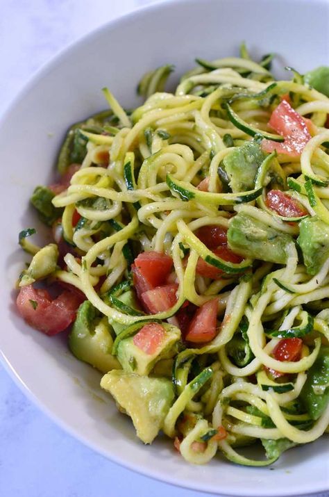 A fresh zucchini noodle salad with tomatoes, zucchini, and avocado tossed in a lemon basil vinaigrette. Perfect for summer! Zucchini Noodle Salad, Salad Asian, Zucchini Noodles Salad, Tomato Avocado Salad, Noodles Salad, Green Zucchini, Zucchini Noodle, Salad Summer, Avocado Dessert