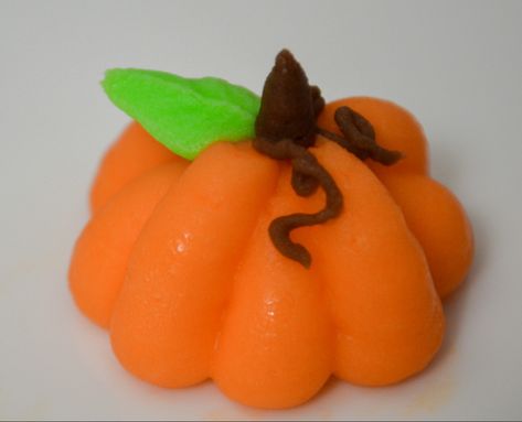 Piping Pumpkins On Cake, Icing Pumpkins On Cake, Piping Fall Leaves, Pumpkin Cupcake Decorating Ideas, Pumpkin Piping, Piped Pumpkins, Thanksgiving Cake Decorating Ideas, Frosting Pumpkins, Pumpkin Decorated Cupcakes