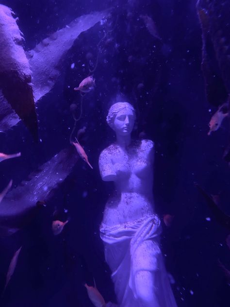 Purple Statue Aesthetic, Purple Water Aesthetic, Statues Underwater, Statue In Water, Purple Ocean Aesthetic, Rafayel Aesthetic, Statue Underwater, Under Water Aesthetic, Purple Mermaid Aesthetic