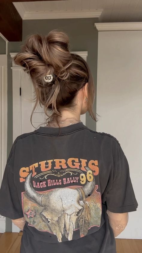 TORIE BLISS | Easy messy bun, perfect for a 𝖈𝖔𝖟𝖞 day ❄️ 𝖘𝖆𝖛𝖊 & 𝖙𝖗𝖞 #messyhair #messybun #quickhairstyles #easyhairstyle | Instagram Bun Hairstyles For Medium Length Hair, Easy Hairstyles Medium Hair, Bun Hacks, Power Ponytail, Hairstyles Medium Hair, Claw Clip Hairstyles, Easy Messy Bun, Clip Hairstyle, Volumizing Mousse