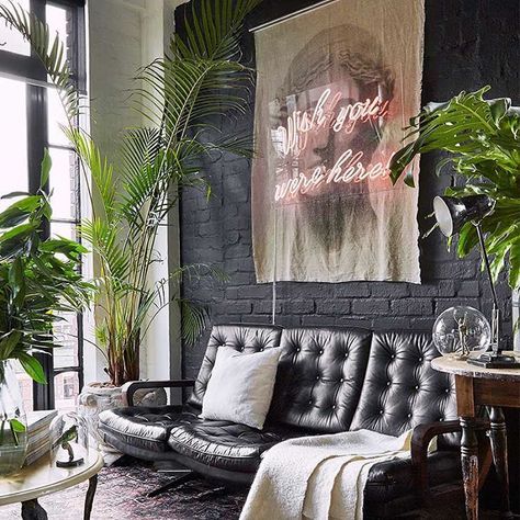 Polubienia: 452, komentarze: 7 – ELLE Decoration UK (@elledecorationuk) na Instagramie: „A gorgeous cosy sofa corner. Framed in black. First featured in the March 2017 'Small Spaces' issue…” Eclectic Room, Leather Couches, Cosy Sofa, Black Leather Sofas, Dark Walls, Amazing Artwork, Dark Interiors, Black Sofa, Front Room