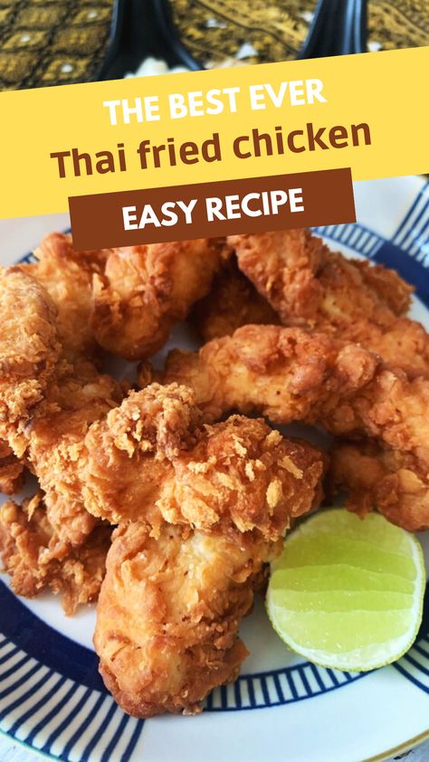 Thai fried chicken with a piece of lime on a blue and white plate. Thailand Fried Chicken, Ginger Fried Chicken, Thai Fried Chicken Recipes, Indonesian Fried Chicken, Thai Fried Chicken, Awesome Chicken, Lions Den, Thai Foods, Thai Recipe