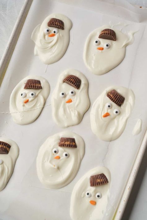 Melted Snowman Chocolate Bark Xmas Food Decorations, Xmas Candy Crafts, Brownie Christmas Treats, Xmas Sweets Gift Ideas, Christmas Dessert Kids, Christmas Treats As Gifts, Christmas Cooking Ideas For Kids, Toddler Christmas Treats, Christmas Chocolate Treats