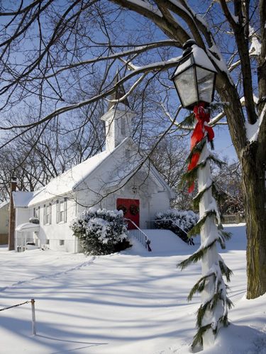 Gathering at the local church with friends and family for the candlelit Christmas Eve service. Natal Country, Old Country Churches, Church Pictures, Christmas Church, Take Me To Church, Old Churches, Country Church, Cathedral Church, Church Building