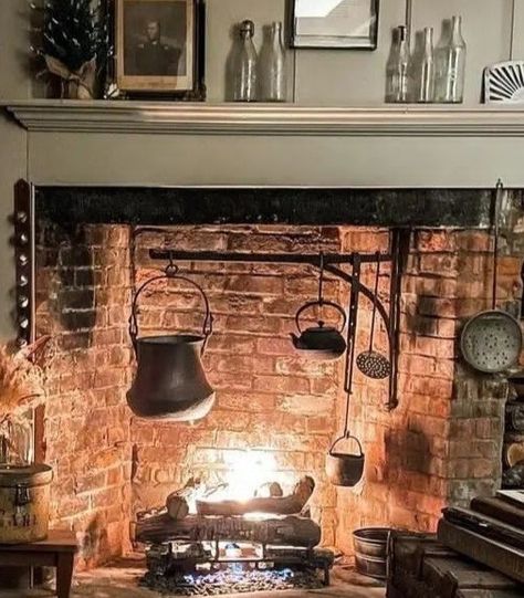 Historical Fireplace, Cooking In A Fireplace, Kitchens With Fireplaces, Old Chimney In Kitchen, Medieval Fireplace, English Fireplace Old, 1700s Fireplace, Russian Masonry Stove, Cooking Hearth