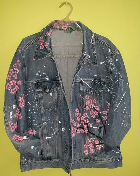 Denim Jacket Painted, Denim Jacket Diy Paint, Denim Jacket Diy, Customized Denim, Diy Fashion Sewing, Denim Painting, Embroidery Jeans Diy, Diy Fashion No Sew, Customised Denim Jacket