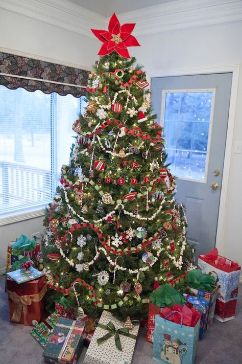 paper chain garland Traditional Christmas Tree Garland, Christmas Tree With Popcorn Garland, Christmas Tree With Homemade Ornaments, Popcorn Garland Christmas Tree, Popcorn Christmas Tree Garland, Kid Friendly Christmas Tree, Popcorn Christmas Tree, 2010 Christmas, Holiday Popcorn