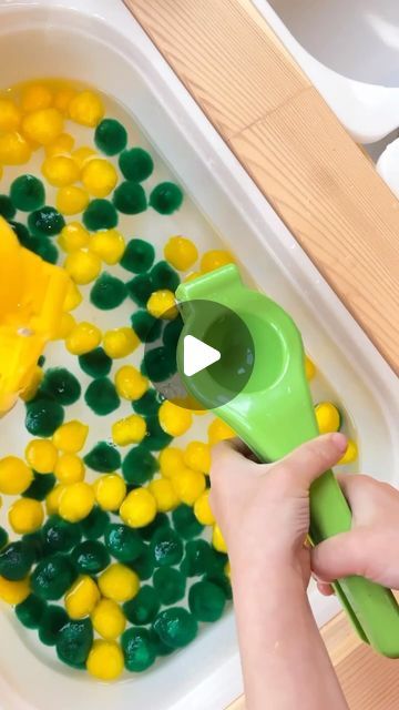 PreK, Kindergarten & Special Education Resources on Instagram: "👀 Found these citrus squeezers at @dollartree which made a super simple and fun sensory table setup using pom poms and water.   Not only is this a fun sensory activity but squeezing  the citrus squeezers is a great fine motor activity and helps build fine motor strength in students’ hands.   🫶 Share this post with someone who would love this super low prep sensory activity!   #sensoryactivity  #sensoryactivities  #sensorytable  #sensorybin  #flisattable  #preschool  #kindergarten  #specialeducation  #specialed #ecse" Building Sensory Bin, Water Table Ideas For Preschoolers, Preschool Building Theme, Sensory Table Ideas For Preschool, Flisat Table Activities, Sensory Table Activities, Sensory Bins For Preschool, Sensory Table Ideas, Sensory Bin Activities