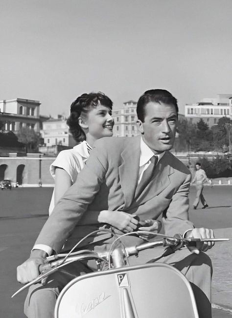 Gregory Peck et Audrey Hepburn,Roman Holiday. Roman Holiday Movie, Gregory Peck Movies, Audrey Hepburn Roman Holiday, Mr Ripley, William Wyler, Gregory Peck, Tomorrow Is Another Day, Roman Holiday, The Big Four