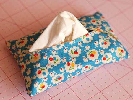 Curvy Tissue Holder  •  Free tutorial with pictures on how to make a tissues holder in under 20 minutes Sewing 101, Costura Diy, Sewing Tutorials Free, Tissue Holder, Easy Sewing Projects, Sewing Gifts, Fabric Projects, Tissue Holders, Sewing Bag