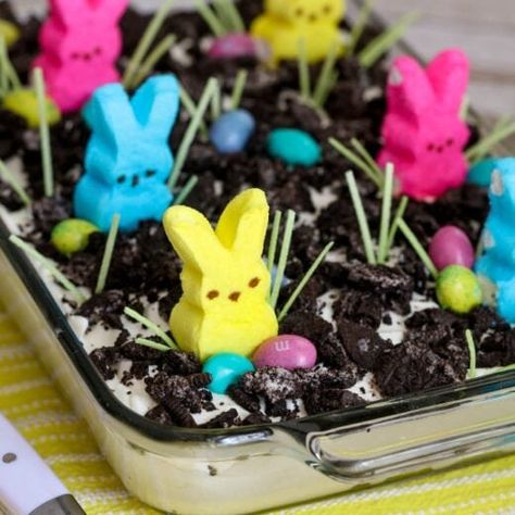 Easter Dirt Cake Recipe - Lil' Luna Easter Dirt Cake Recipe, Easter Oreos, Easter Dirt Cake, Oreo Dirt Cake, Peeps Recipes, Yummy Easter Desserts, Dirt Cake Recipes, Peeps Cake, Oreo Dirt