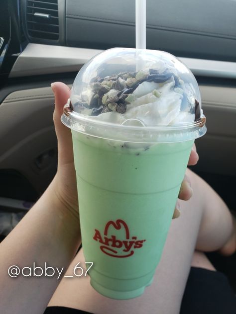 Mint Choc Chip Milkshake, Chocolate Chip Milkshake, Mint Milkshake, Mint Chocolate Chip Milkshake, Mint Desserts, Mint Coffee, Mint Chocolate Chip, Milk Shakes, Mint Chocolate Chips