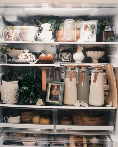 Refrigerator Organization Aesthetic, Glass Fridge Organization, Fridge Scaping Aesthetic, Fridge Scape, Fridgescaping Aesthetic, Fridge Scaping, Dream Fridge, Refrigerator Decor, Glass Fridge