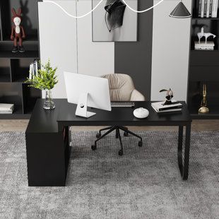 Home Office With Monitors, Home Office Ideas Black Desk, Black Desk Office Decor, Office With Black Desk, Black Desk Decor Ideas, Black Office Desk, Black And White Home Office, Black Office Furniture, Black Desk Office