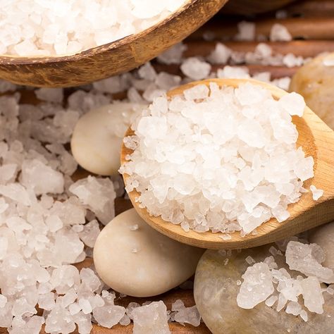 Creative ideas to add some special touches to your relaxing salt bath. Diy Bath Salt, Celtic Salt, Dinner Mints, Bath Salts Diy, Lavender Bath Salts, Best Bath, Himalayan Pink Salt, Essential Oils Rosemary, Bath Soak