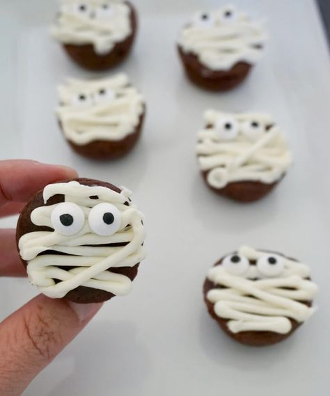 Easy Halloween food for kids, brownie mummies Brownie Mummies, Halloween Brownie Bites, Halloween Dessert Board, Halloween Food For Kids, Sweet Charcuterie Board, Summer Slasher, Sweet Charcuterie, Two Bite Brownies, Mummy Brownies