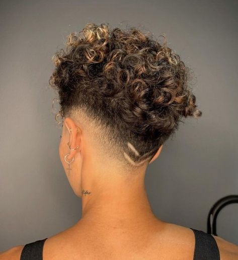 Curly Fade Women, Tapered Pixie Haircut, Shaved Curly Hair, Haircut With Highlights, Curly Taper, Taper Fade Haircuts, Fade Haircut Women, Taper Haircut, Types Of Fade Haircut