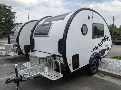 Can you get a teardrop camper with a bathroom? We have good news! It's not only possible; they're super cute and practical. Learn more. 7 Super Teardrop Campers with Bathrooms that Will Blow Your Mind #rvlife #rvliving #rvlifestyle #teardropcamper #teardroptrailer #teardropcamperwithbathroom Tab Camper Teardrop Trailer, Teardrop Trailer For Sale, Teardrop Camper Interior, Teardrop Trailer Plans, Small Camper Trailers, Small Camping Trailer, Camper Bathroom, Teardrop Campers, Camper Trailer For Sale