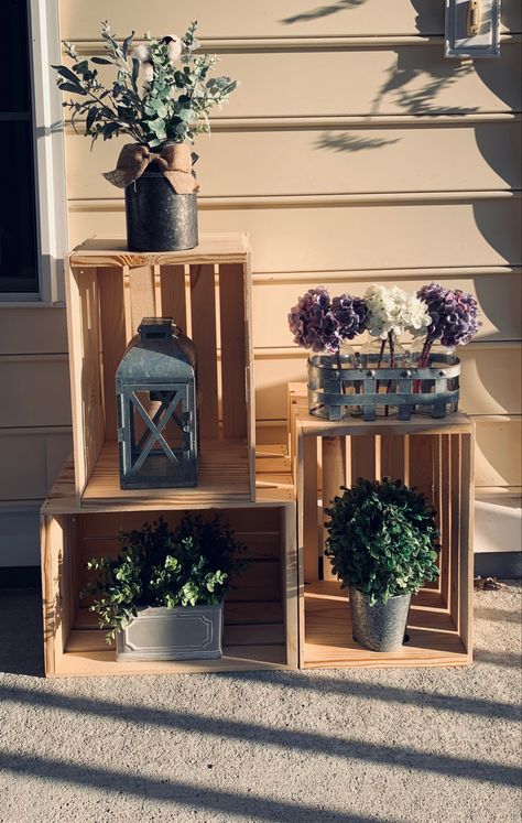 Front Door Crate Decor, Front Porch Decor With Crates, Wood Crate Front Porch Decor, Front Porch Crate Ideas, Porch Crate Decor, Porch Decor With Crates, Porch Lanterns Decor, Room Inspiration Modern, Living Room Inspiration Modern