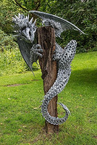 Wow! #dragon #art #sculpture #witchcraft #occult Dragon Magick, Dekoratívne Vence, Metal Dragon, Metal Welding Art, Dragon Dreaming, Garden On A Hill, Welding Art Projects, Dragon Decor, Dragon Sculpture