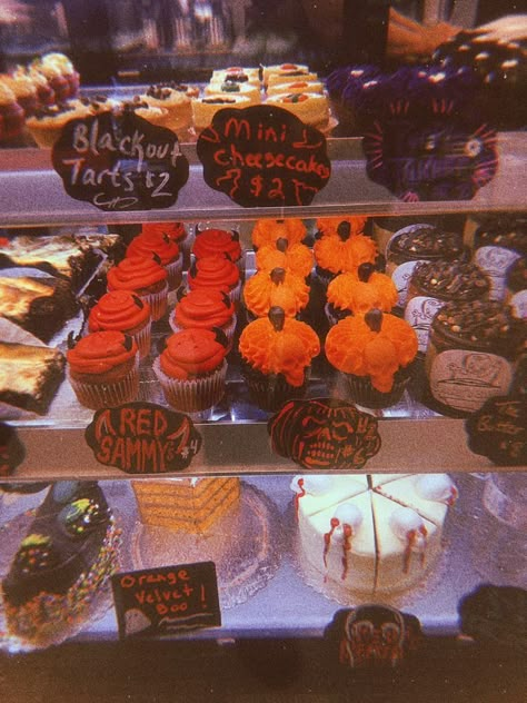 Traditional Halloween Aesthetic, Michaels Halloween Decor, 90s Halloween Aesthetic Decor, Small Town Halloween Aesthetic, Halloween 80s Aesthetic, Halloween 90s Aesthetic, Summerween Ideas, Trick Or Treating Aesthetic, Aesthetic Cupcakes