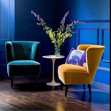 Toque de classe✔️ @martynwhitedesigns #decor #design #art #vintage #urban #chic #details #blue #colors #cor #veludo #saarinen #flowers #walls #piso Apartment Chairs, Furnitur Ruang Keluarga, Eclectic Living, Trendy Living Rooms, Blue Living Room, Wall Ideas, Blue Walls, Modern Room, Small Living Rooms