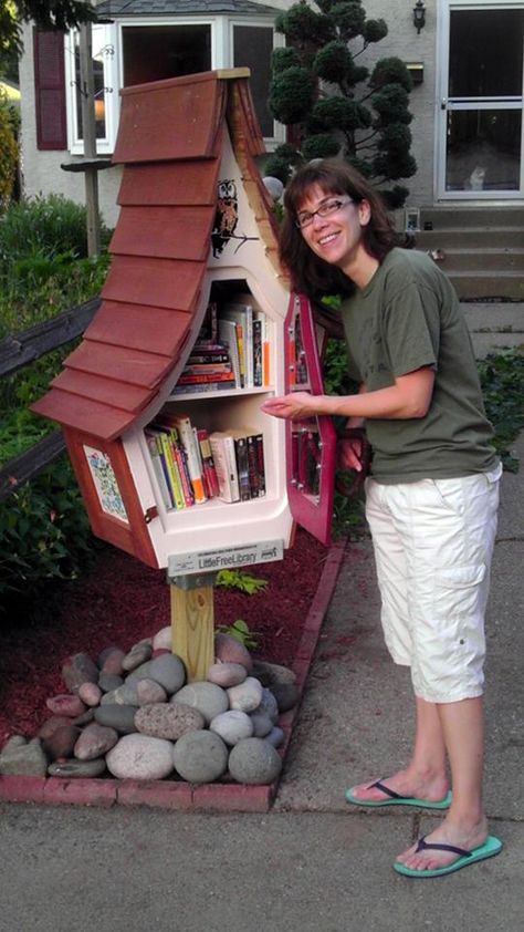 Cute Shape- What Asian Design could be Used?? Libraries Around The World, Reading Room Design, Little Free Library Plans, Tiny Library, Street Library, Library Plan, Lending Library, Take Over The World, Library Inspiration