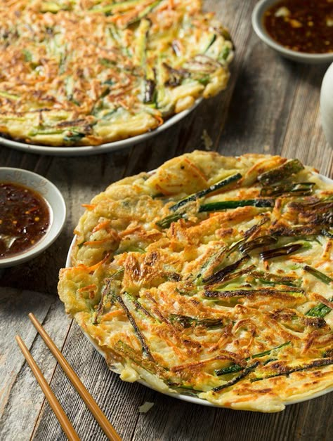 Kimchi Pancakes, Kimchi Pancake, Korean Pancake, Vegan Kimchi, South Korean Food, Different Types Of Food, Kimchi Recipe, Scallion Pancakes, Bengali Food