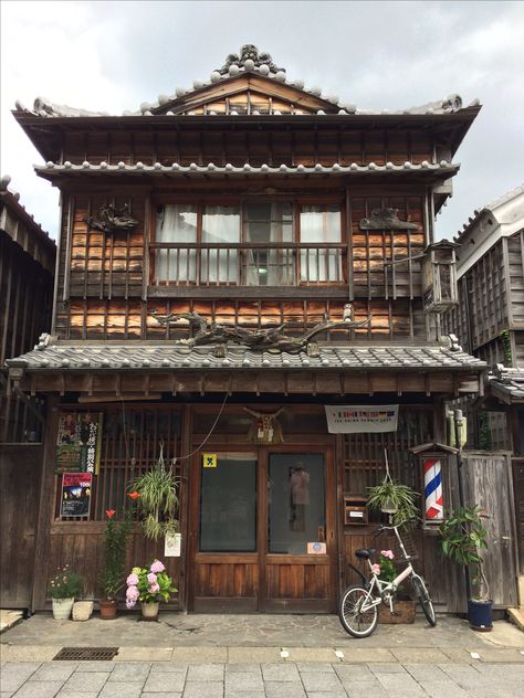 Traditional Japanese House Exterior, Japanese Store Fronts, Japanese House Exterior, Japanese Neighborhood, Old House Exterior, Old Japanese House, Japanese Traditional Architecture, Japan Traditional House, Tokyo Aesthetic