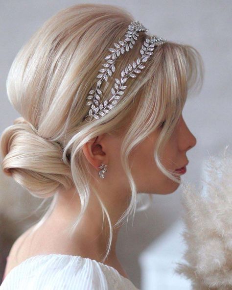 Bridal Chignon, Wedding Hairstyles For Medium Hair, Bridal Hairdo, Bridal Hair Buns, Spiked Hair, Best Wedding Hairstyles, Long Hair Wedding Styles, Low Bun, French Hair