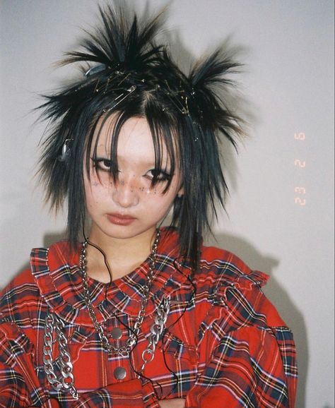 Spikey Hair Buns, Odd Hairstyles, Unconventional Hairstyles, Unique Hairstyles For Short Hair, 90s Punk Hair, 80s Punk Hair, Punk Hair Women, Alternative Hair Styles, Harajuku Hairstyle