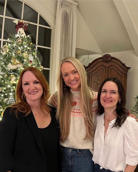 drummond family christmas 2023 Ree Drummond Ranch, Barry Manilow, Ree Drummond, The Pioneer Woman, Family Christmas Pajamas, Christmas 2023, Pioneer Woman, Christmas Pajamas, Ranch House