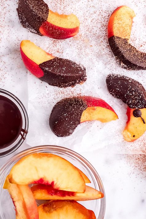 Peach season is upon us, and there is nothing better than fresh peaches covered in chocolate! It's the easy recipe you need for busy weekdays and care-free weekends in the summer months. Dessert Peaches, Primal Living, Chocolate Sticks, Healthy Paleo Recipes, Paleo Life, Paleo Food, Healthy Snacking, Paleo Sweets, Paleo Desserts