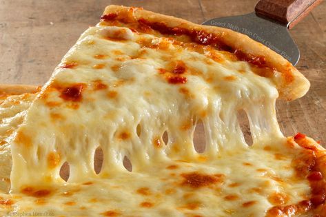 With amounts of deliciously hot cheese that just defies explanation… | 18 Reasons Pizza Is Your Best Friend Homemade Cheese Pizza, Cheese Pizza Recipe, Pizza Bianca, Hot Cheese, Pizza Day, Homemade Cheese, Chapati, Pizza Bread, Good Pizza