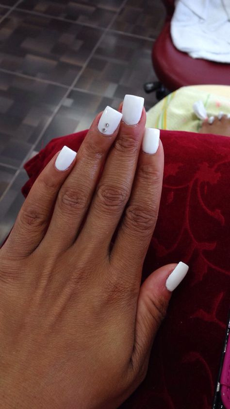 White Nails Ring Finger Design, Gel Nails With Rhinestones, Nails With Rhinestones White, White Nails With Rhinestones, Ring Finger Design, White Summer Nails, Nails With Rhinestones, White Gel Nails, White Glitter Nails