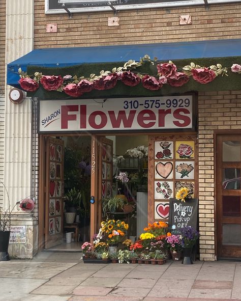 cute flower shop Flower Shop Exterior Design, Flower Shop Aesthetic Vintage, Bloxburg Flower Shop, Flower Shop Exterior, Bloxburg Landscaping, Aesthetic Flower Shop, Malibu Aesthetic, Dr Aesthetic, Shop Exterior