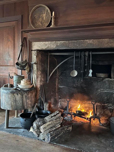 Primitive Fireplace, 1920s Kitchen, Historic Kitchen, Kitchen Scene, Warm Fireplace, Victorian Kitchen, Inglenook Fireplace, Primitive Colonial, Primitive Homes