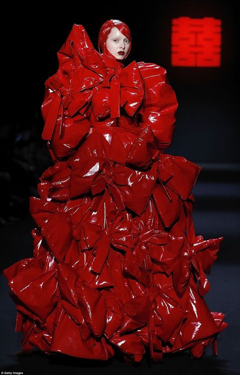 A model took to the catwalk covered head to toe in gigantic PVC bows and a wet-look scarlet wig Sheguang Hu, China Fashion Week, Outfit Essentials, Extreme Fashion, Casual Attire For Women, Conceptual Fashion, Weird Fashion, Futuristic Fashion, Beijing China