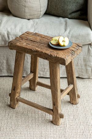 Rustic Furniture Wood, Rustic Stools Wood, Diy Stools Wooden, Wooden Stools Diy, Classic Rustic Decor, Wooden Stool Designs, Rustic Stools, Rustic Wood Decor, Stool Wood