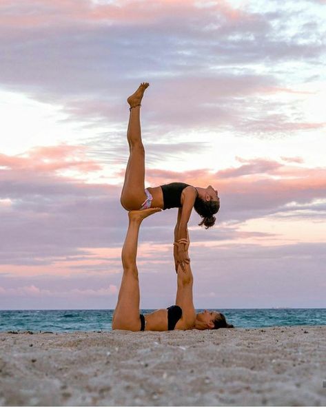 Yoga Poses With Partner, Poses With Partner, 3 Person Yoga Poses, Two Person Yoga Poses, Two Person Yoga, Funny Yoga Poses, Yoga For Two, 2 Person Yoga, 2 Person Stunts