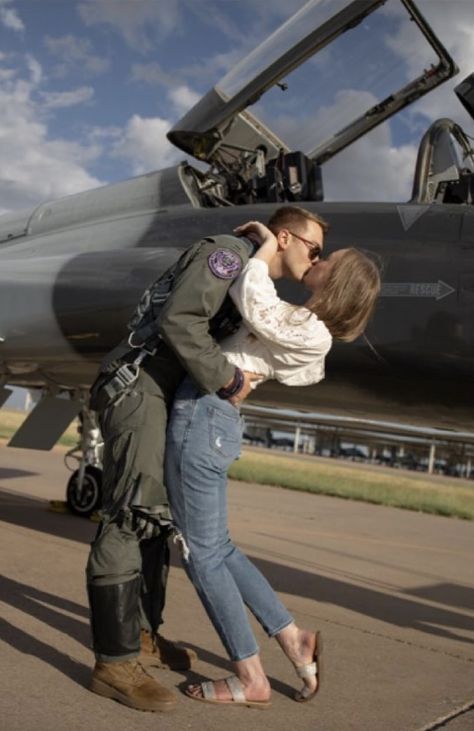 Aviation Couple, Pilot Couple, Airplane Couple, Pilot Boyfriend, Air Force Couple, Air Force Boyfriend, Pilot Girlfriend, Military Couple Pictures, Navy Couple