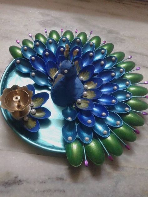 Colorido y real,belleza sin par. Plastic Spoon Art, Arti Thali, Pista Shell Crafts, Plastic Spoon Crafts, Krishna Birthday, Kundan Rangoli, Spoon Craft, Thali Decoration, Fruit Trays