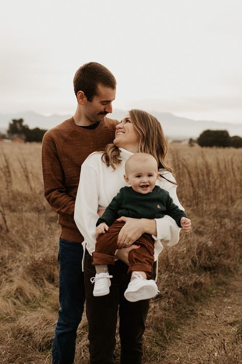 Family Poses Of 3, Family Portrait Poses Newborn, Cute Family Poses Picture Ideas, How To Pose Family Of 3, Family Of 3 Prompts, Cute Family Fall Picture Ideas, Family Photo Extended, Fall Photo Shoot Family Of 3, Fall Family Photos Studio